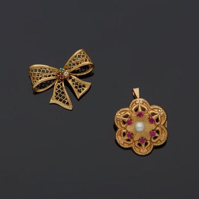  Yellow gold, 18k 750‰, consisting of two brooches, one in the shape of a knot set...