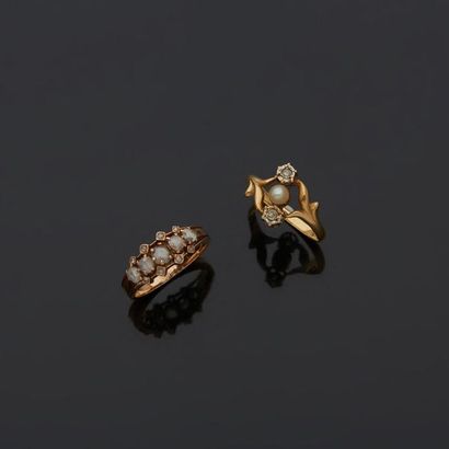  Yellow gold lot, 18k 750‰, consisting of two rings, one set with rose-cut diamonds,...