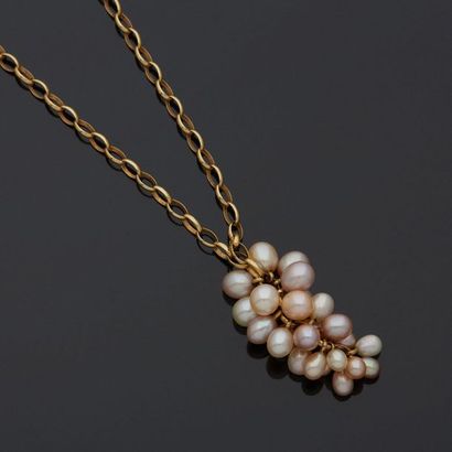 null Yellow gold necklace, 18k 750‰, adorned with a cluster of freshwater cultured...