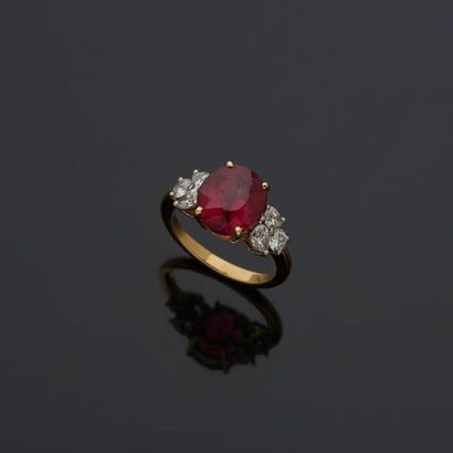 null Ring in two-tone gold, 18k 750‰, adorned in its center with a pink tourmaline...