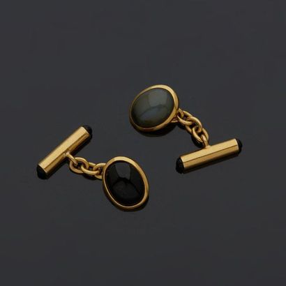 null Pair of 18k yellow gold cufflinks, 750‰, trimmed on one side with quartz cabochons...