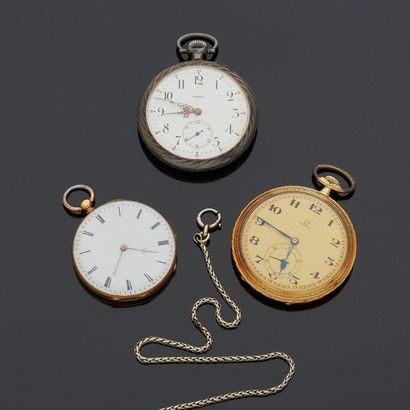 null Set of three watches comprising :

- OMEGA 

Pocket watch in yellow gold, 18k...
