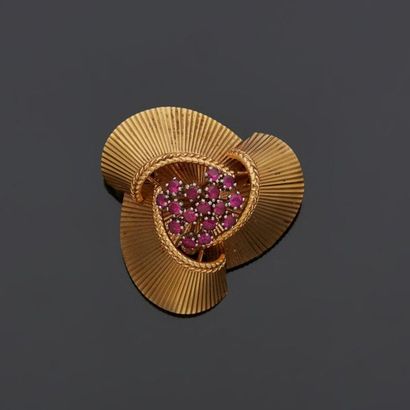  Yellow gold brooch, 18k 750‰, round in shape adorned with three fluted volutes,...