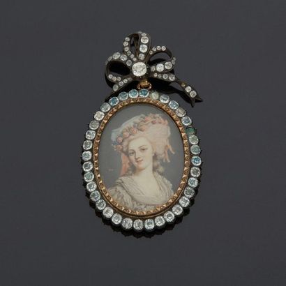 null Pendentif en argent, 2nd titre 800‰, de forme ovale, paré d’une miniature sur...