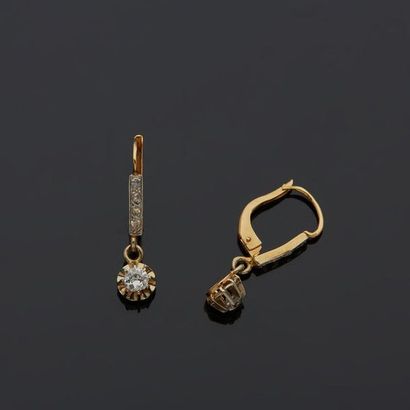  Pair of so-called sleeper earrings in polychrome gold, 18k 750‰, set with an articulated...