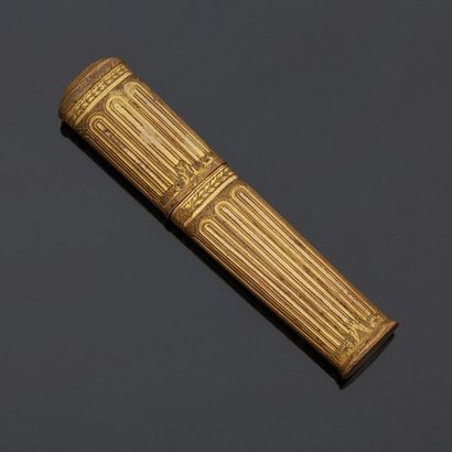 null Wax case in pomponne (golden copper) cylindrical shape chiselled with grooves,...