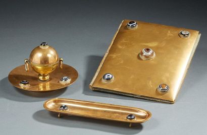 null Attributed to Samson Wertheimer (1811-1892)

Desk set in copper, adorned with...