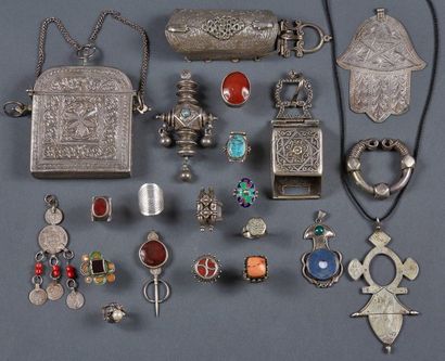 null Silver lottery 2nd title 800‰ including

-Large silver box, purse or talisman,...