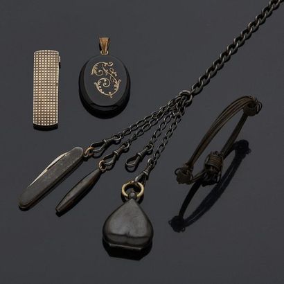  Lot de bijoux et accessoires comprenant : 
-	une chaîne giletière en acier noirci...