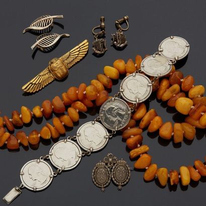 null Lot of jewels including : 

-a necklace made of copal pebbles. L. about 78 cm...
