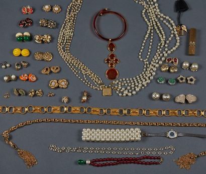 Costume jewelry set including: a perfume...