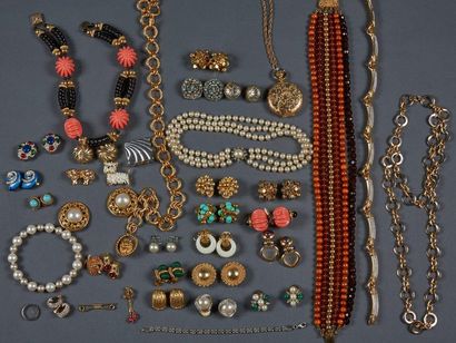 Costume jewelry set composed of a powder...
