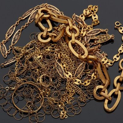 A set of chains comprising : 
- a large gold...