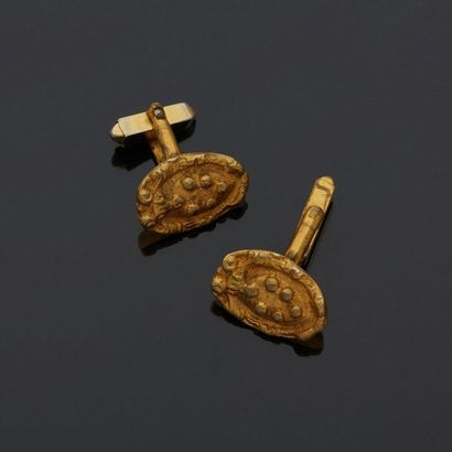 null Pair of simple cufflinks in gilded metal, the motifs in the shape of a coat...