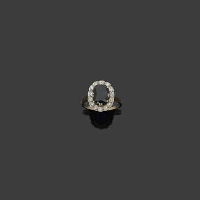  Ring in white gold, 18k 750‰, and platinum, 800‰, adorned in its center with an...