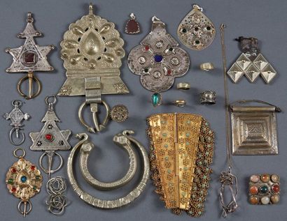 Lot de bijoux en métal composé de cinq fibules,...