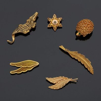 Lot of costume jewelry including 5 brooches...