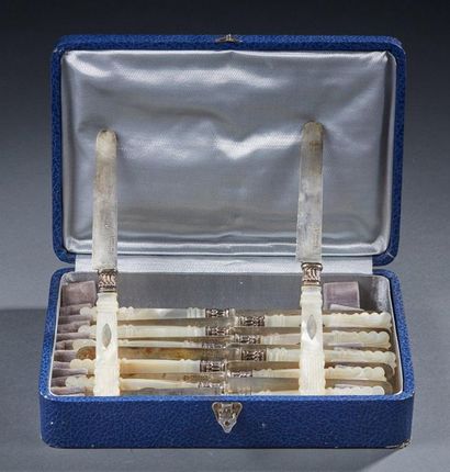 null Twelve fruit knives, mother-of-pearl handles engraved with scrolls with cartridges,...