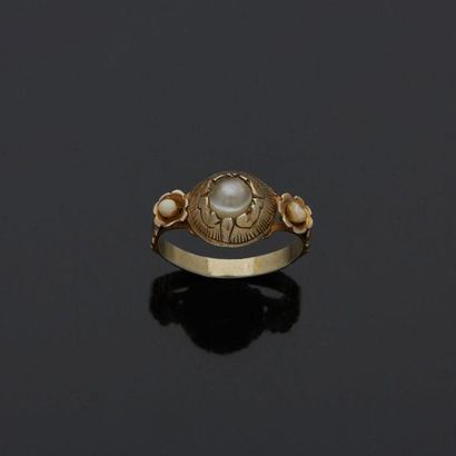  Silver ring, 2nd title 800‰, adorned in its center with a bezel finely engraved...