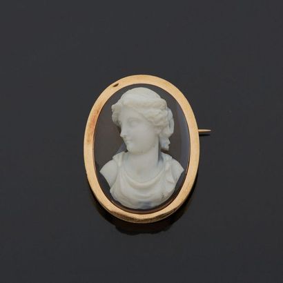  18k yellow gold brooch 750‰, oval shaped, adorned with a cameo on two layers of...