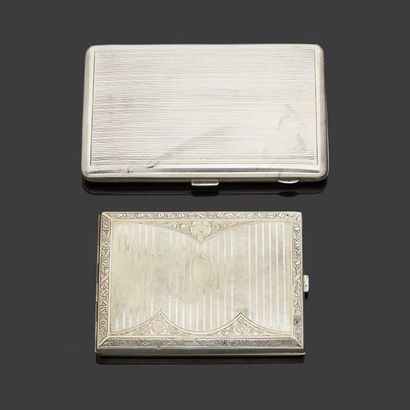 null Cigarette case in silver, 2nd title 800‰, rectangular shape, slightly curved...