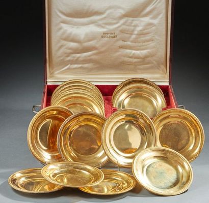 null BOULENGER

18 gilded metal dessert plates with gadroon rims

In their box.

D....