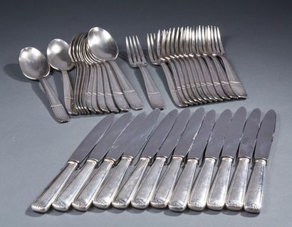  Ménagère en métal argenté composée de douze cuillères, douze fourchettes et douze...