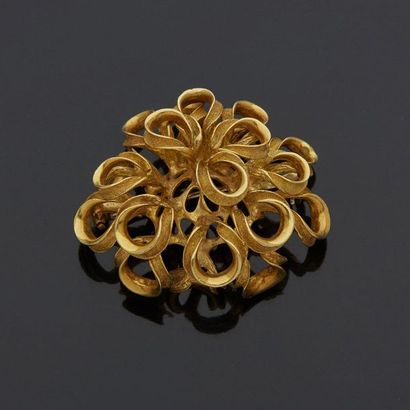  Brooch in yellow gold, 18k 750‰, composed of volutes. 
Weight 19,10 g