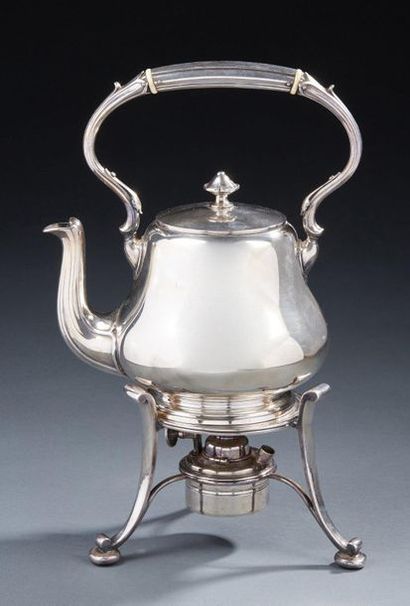  CHRISTOFLE 
Fontaine à thé en métal argenté composée d’une verseuse, la panse unie,...
