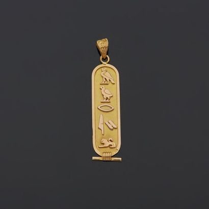 null Pendentif en or jaune, 18k 750‰, en forme de cartouche égyptien à décor de hiéroglyphes.

H....