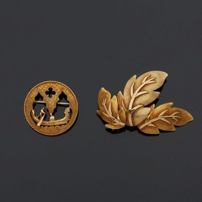 null Set of two 18k yellow gold brooches 750‰, one representing three ribbed leaves,...