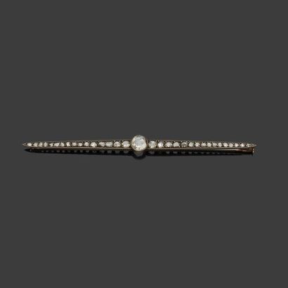 null Bar brooch in white gold, 18k 750‰, and silver, 2nd title 800‰, set with diamonds,...