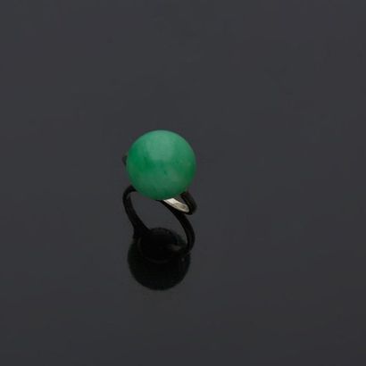  Platinum ring, 900‰, adorned with a jade ball. 
D. of the ball 13 mm 
Finger turn...