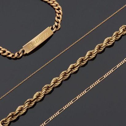  Lot in yellow gold, 18k 750‰, composed of two chains, one filed, the other gold...