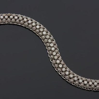 Bracelet souple en or gris, 18k 750‰, composé...