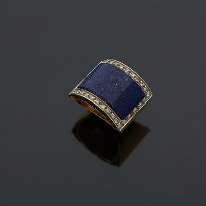  Knight's ring in two-tone gold, 18k 750‰, adorned with a rectangularly curved lapis...