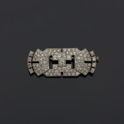  Plate brooch in 18k white gold, 750‰, and platinum, 900‰, geometrically shaped and...