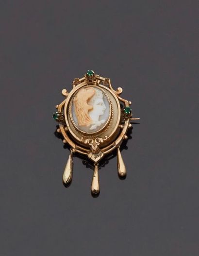  Brooch in yellow gold, 9k 375‰, oval shape set with green stones and three pendants,...