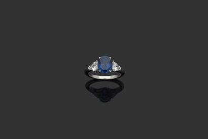 Platinum ring, 900‰, set with an oval-shaped...