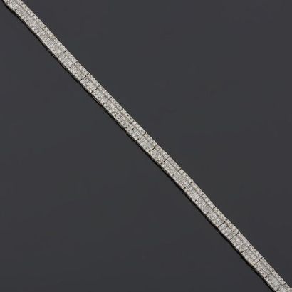 null Bracelet ligne en or gris, 18k 750‰, paré de trois lignes de diamants, deux...