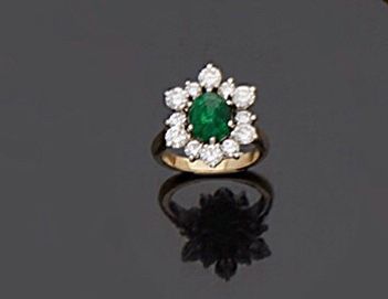  Ring in white gold, 18k 750‰, oval shaped, decorated in its center with a cabochon...