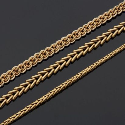 null Set of three necklaces in yellow gold, 18k 750‰, one spike chain, the other...
