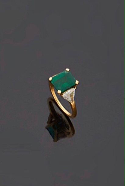  Yellow gold ring, 18k 750‰ set with a rectangular emerald cut in steps, supported...