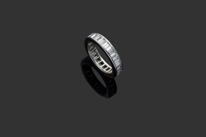  Wedding band in 18k white gold, 750‰, set with baguette-cut diamonds. Small scratches....