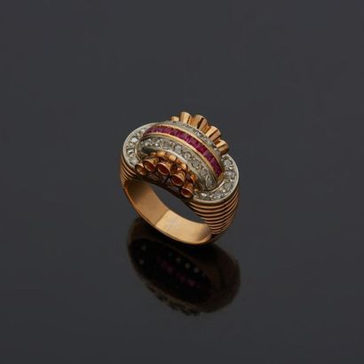 null Two-tone 18k gold ring 750‰, adorned with a line of synthetic rubies shouldered...