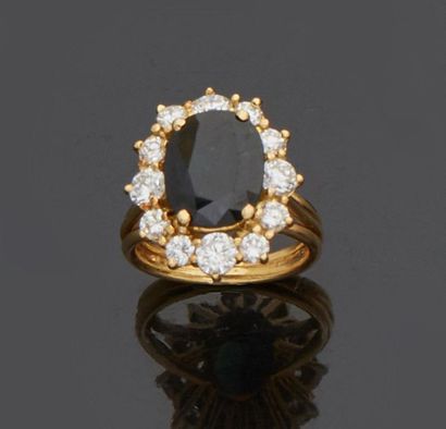 null Yellow gold ring, 18k 750‰, set with an oval-shaped sapphire in a setting of...
