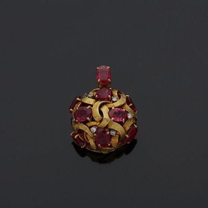  Pendentif en or jaune, 18k 750‰, en forme de demi-sphère à décor de rubans entrelacés,...