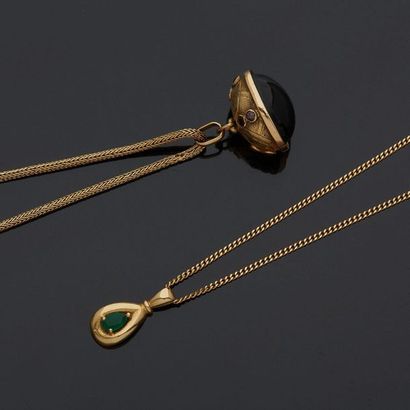  Yellow gold, 18k gold set 750‰, consisting of two necklaces, one of which is a column-shaped...