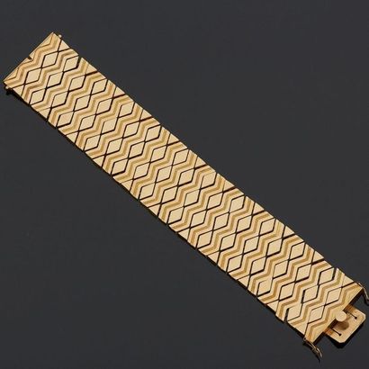  Bracelet manchette souple en or jaune, 18k 750‰, composé de plaquettes losangiques...