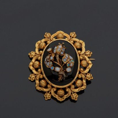 null Brooch in 18k yellow gold 750‰, oval-shaped brooch adorned in its center with...